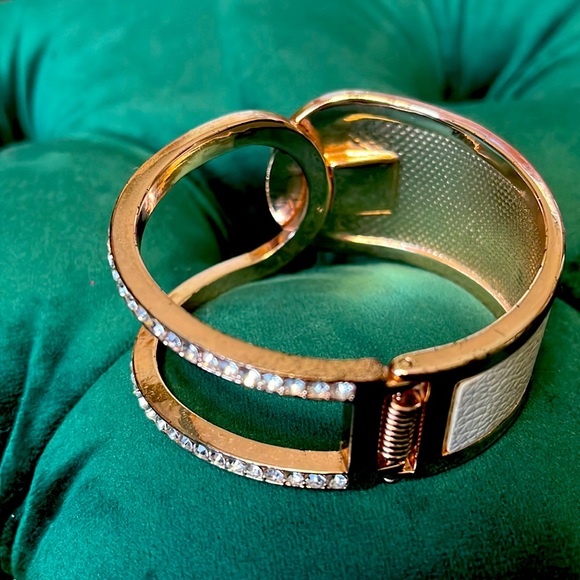 Guess Hinged Bracelet. Cream/Rose Gold Accents. - Picture 4 of 11